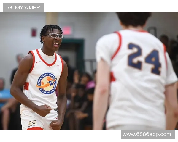 布莱斯前场篮板补篮詹姆斯兴奋转发赛场瞬间赞叹6号表现出色